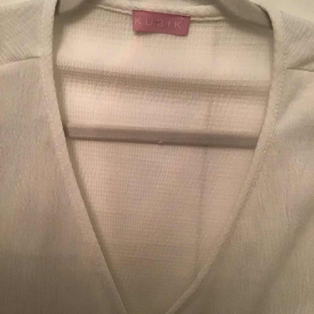 White blouse - Picture 2 of 3